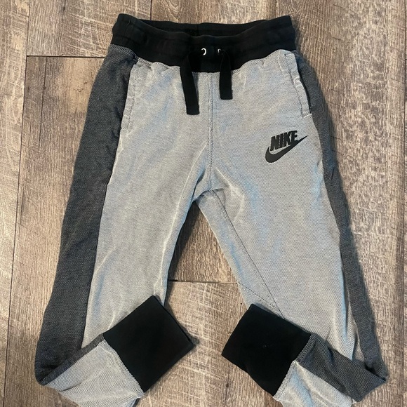 Women’s Nike Sweatpants Size Small - Picture 1 of 3